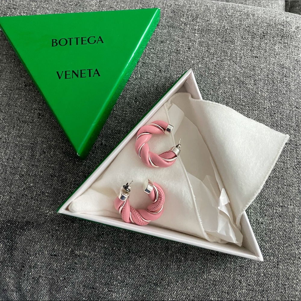 Bottega Veneta Twist Blossom in pink - Picture 2 of 6